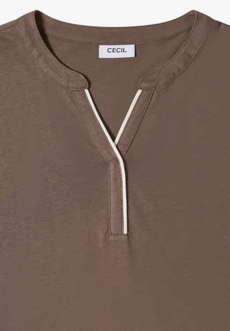 T-Shirt mit Split Neck in Unifarbe urban taupe Braunes Damen-Shirt von CECIL mit V-Ausschnitt und weißem Zierstreifen am Halsausschnitt.
