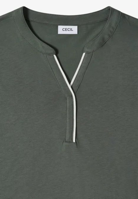 T-Shirt mit Split Neck in Unifarbe dried olive green Grünes Damen-Shirt mit V-Ausschnitt und weißem Paspel-Detail, Label 'CECIL'.