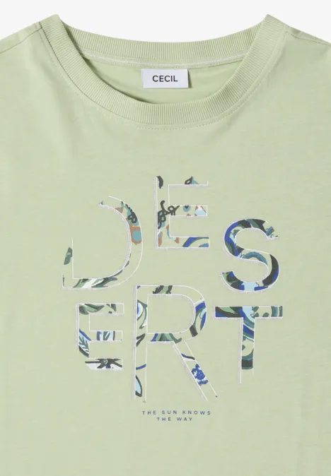Hellgrünes T-Shirt mit floralem 'DESERT'-Schriftzug und CECIL-Label am Kragen.