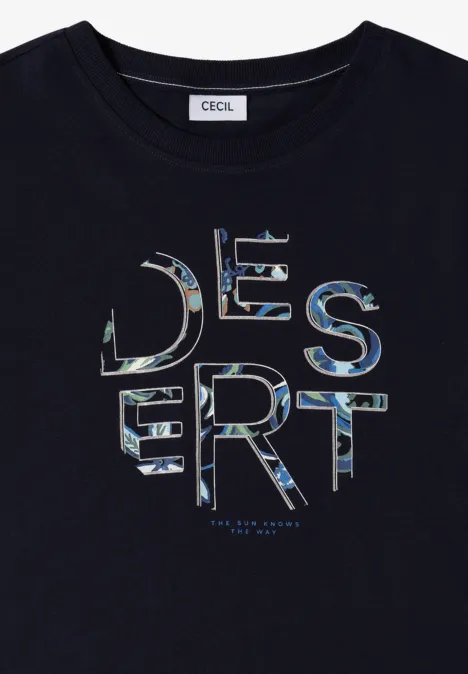 Schwarzes T-Shirt mit dem Schriftzug DESERT in bunten Wüstenmustern und CECIL-Label im Nacken.
