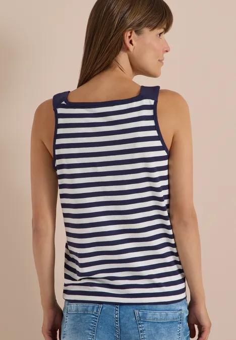 Top mit Rounded V-Neck und Streifen urban dark blue Rückansicht einer Frau in blau-weiß gestreiftem Tanktop und Jeans.