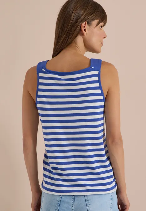 Top mit Rounded V-Neck und Streifen deep river blue Frau von hinten in blau-weiß gestreiftem Tanktop vor beigem Hintergrund.