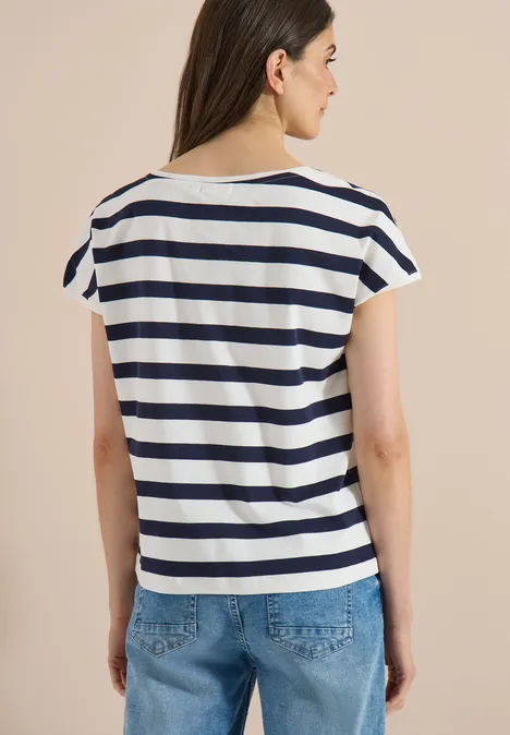 T-shirt à encolure bateau et boutons décoratifs urban dark blue Femme vue de dos portant un T-shirt blanc à rayures bleues et un jean sur fond beige.