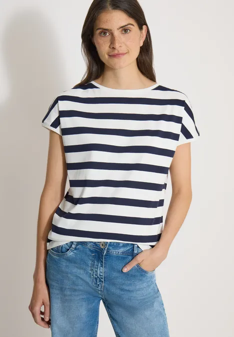 T-shirt à encolure bateau et boutons décoratifs urban dark blue Modèle porte un t-shirt rayé blanc et bleu avec un jean clair, pose décontractée, main en poche.