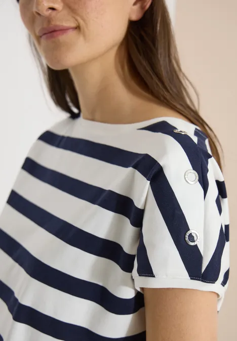 T-shirt à encolure bateau et boutons décoratifs urban dark blue Femme portant un t-shirt blanc à rayures bleu marine, manches courtes et œillets argentés à l'épaule