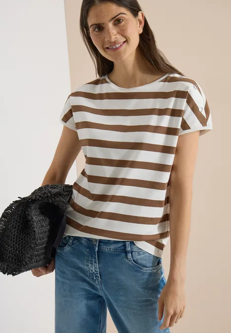 T-shirt à encolure bateau et boutons décoratifs creamy mocha Femme en t-shirt rayé marron et blanc, jean et sac noir en paille