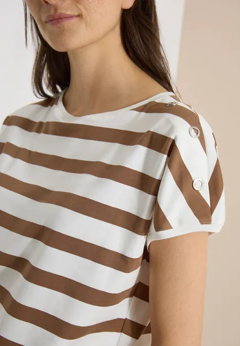 T-shirt à encolure bateau et boutons décoratifs creamy mocha Femme portant un T-shirt blanc à rayures marron et boutons sur les manches courtes.