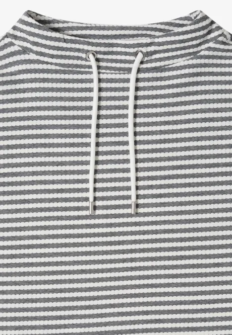 Een hooded trui met grijs-witte horizontale strepen en witte trekkoorden.