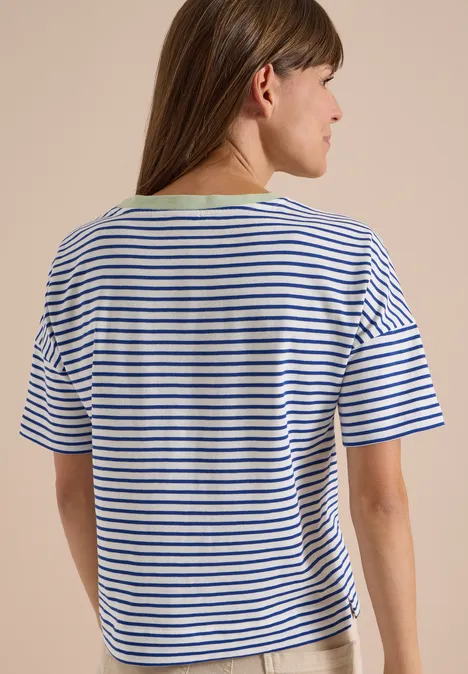 Frau von hinten im blau-weiß gestreiften T-Shirt vor neutralem Hintergrund