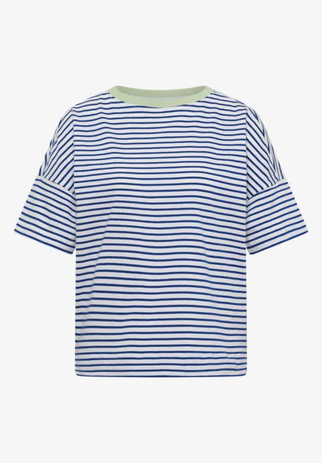 Ein kurzärmeliges T-Shirt mit weißen und blauen Streifen und einem hellgrünen Rundhalsausschnitt.