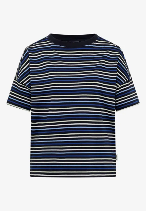Ein kurzärmeliges T-Shirt mit horizontalen Streifen in Blau, Schwarz, Weiß und Grün.