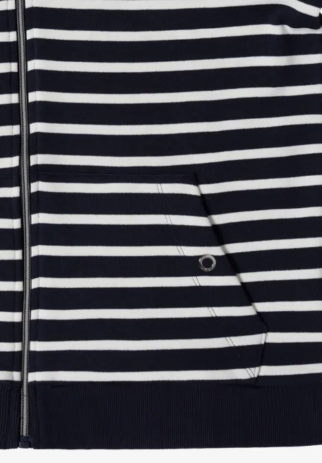 Close-up van een marineblauw-wit gestreepte trui met rits en schuine zak met drukknoop.