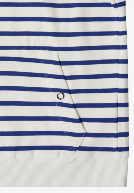 Wit shirt met blauwe horizontale strepen en een zakje met een klein metalen ringetje.