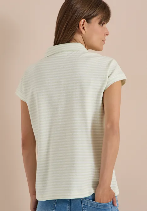 Poloshirt met korte mouwen en gestreept patroon raw matcha lime Vrouw van achteren in een lichtgroen-wit gestreept polohemd met korte mouwen.