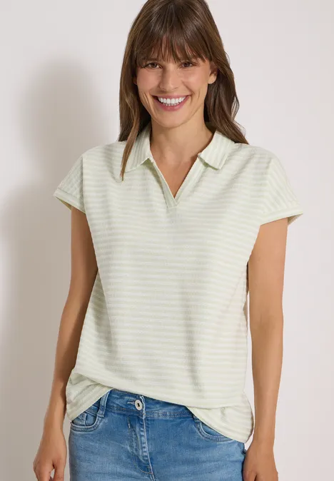 Poloshirt met korte mouwen en gestreept patroon raw matcha lime Lachende vrouw in gestreept kort mouw polo-shirt en jeans, voor een lichte achtergrond.