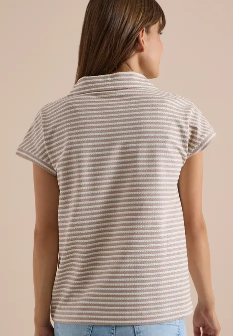 Poloshirt met korte mouwen en gestreept patroon creamy mocha Vrouw van achteren in een korte mouw gestreept beige-wit poloshirt met omgeslagen kraag.