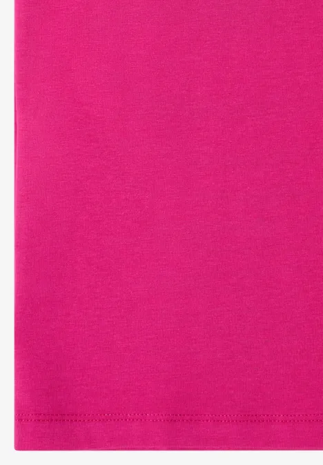 Nahaufnahme eines pinkfarbenen Stoffes mit sichtbarer Saumnaht