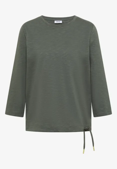 T-shirt vert foncé à manches longues, col rond et cordon latéral au bas.