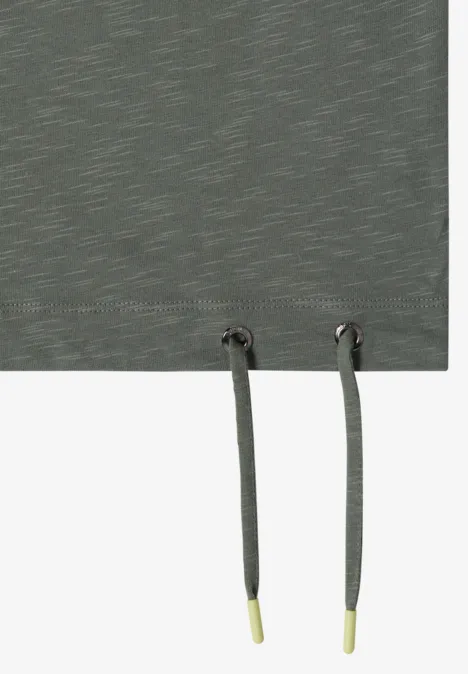 Tissu gris foncé avec deux œillets et cordons assortis à embouts métalliques.