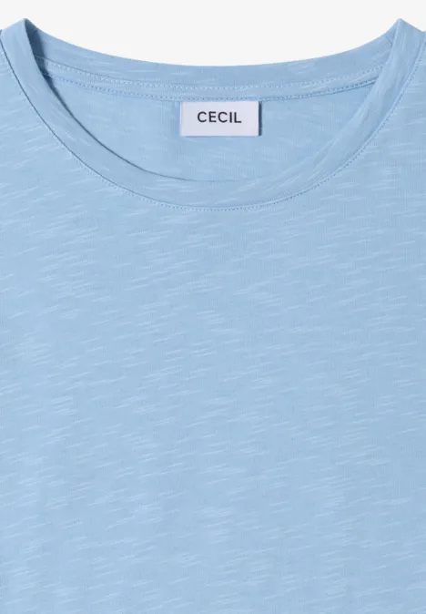 T-shirt bleu clair à col rond avec étiquette CECIL à l'intérieur.