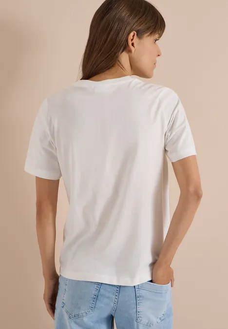 Shirt met luipaardprint en folie-details vanilla white Frau von hinten in weißem T-Shirt und Jeans vor neutralem Hintergrund.