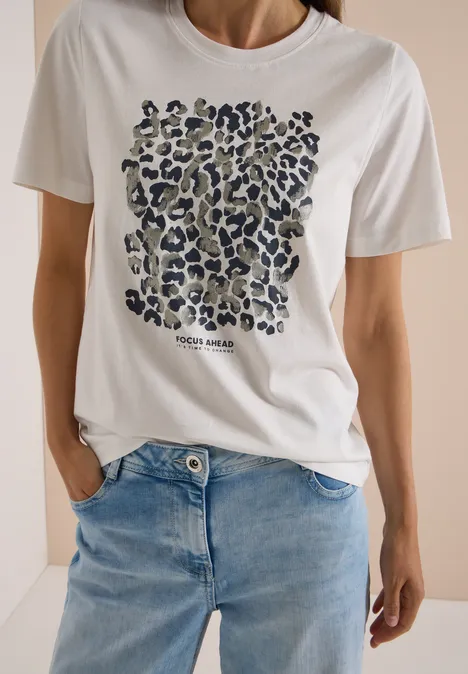 Shirt met luipaardprint en folie-details vanilla white Frau in weißem T-Shirt mit Leopardenmuster und blauer Jeans.