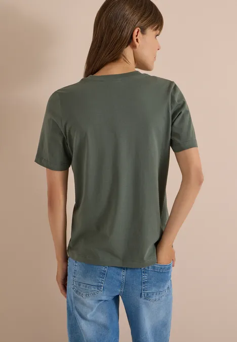 Shirt met luipaardprint en folie-details dried olive green Eine Frau ist von hinten zu sehen, sie trägt ein olivgrünes T-Shirt und eine blaue Jeans.
