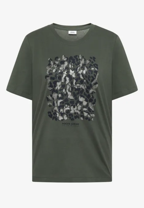 Shirt met luipaardprint en folie-details dried olive green Dunkelgrünes T-Shirt mit abstraktem Camouflage-Muster in Schwarz- und Grautönen.