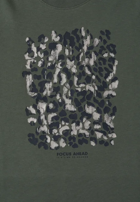 Shirt met luipaardprint en folie-details dried olive green Khakigrünes T-Shirt mit abstraktem Leopardenmuster in Schwarz, Grau und Weiß und Schriftzug „FOCUS AHEAD“