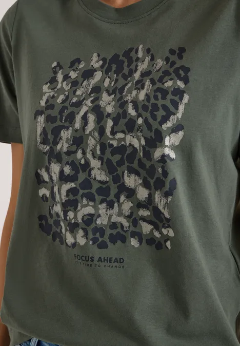 Shirt met luipaardprint en folie-details dried olive green Schwarzer und grauer Leopardenmuster-Print auf dunkelgrünem T-Shirt mit kleinem Aufdruck 'FOCUS AHEAD'.