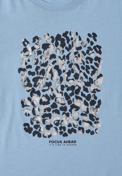Shirt met luipaardprint en folie-details easy blue Hellblaues T-Shirt mit schwarz-beigem Leopardenmuster und Schriftzug "FOCUS AHEAD".