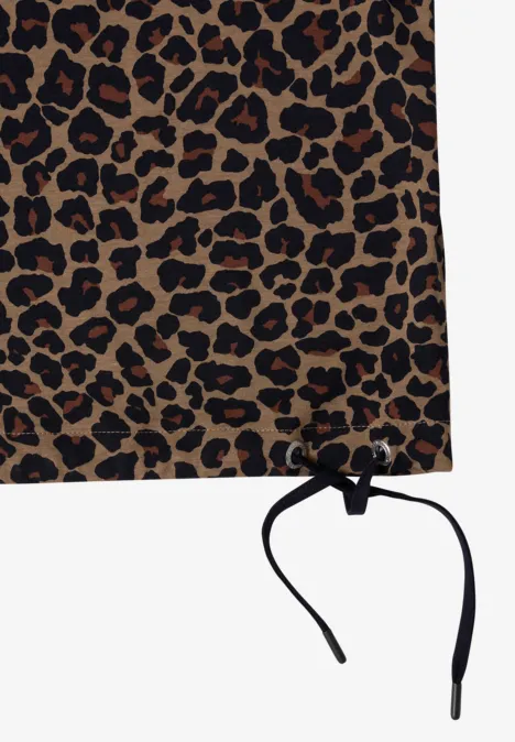 Beige-brauner Stoff mit Leopardenmuster und schwarzer Zugkordel.