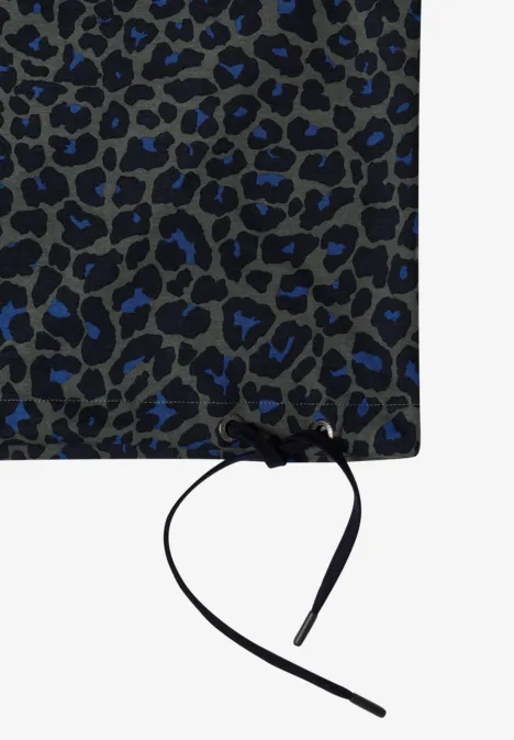 Schwarze Stofftasche mit blau-grauem Leopardenmuster und Kordelzug