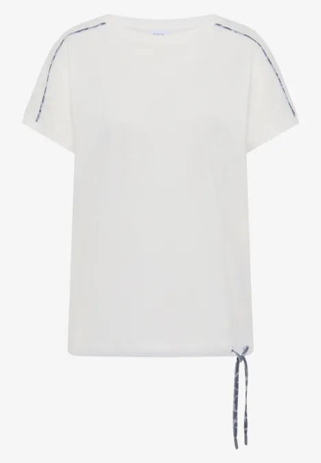 Schlichtes weißes T-Shirt mit überschnittener Schulter, dezenter Seitenkordel und gestreiftem Ärmeldetail.