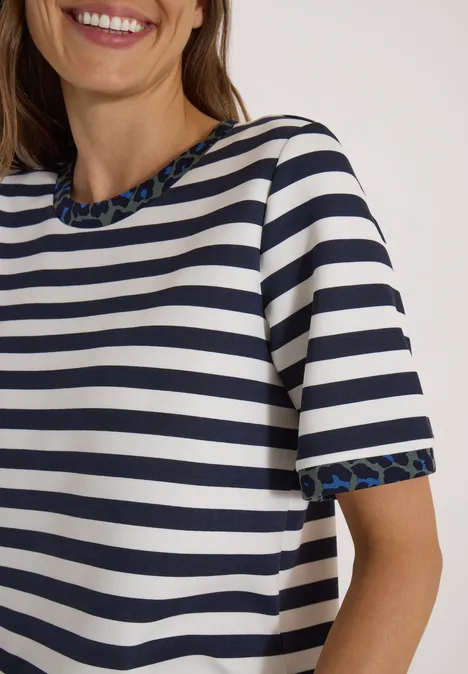 Weißes T-Shirt mit dunkelblauen Querstreifen, kurzen Ärmeln und gemustertem Kragen.