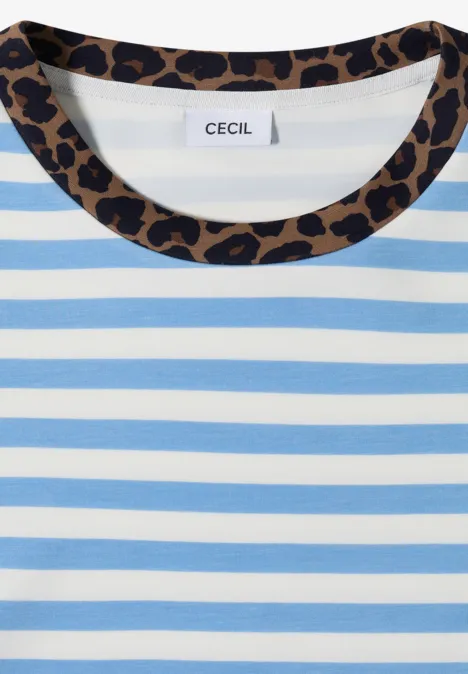 Ein weiß-blau gestreiftes T-Shirt mit braun-schwarzem Leopardenmuster am Kragen und Markenlabel "CECIL".