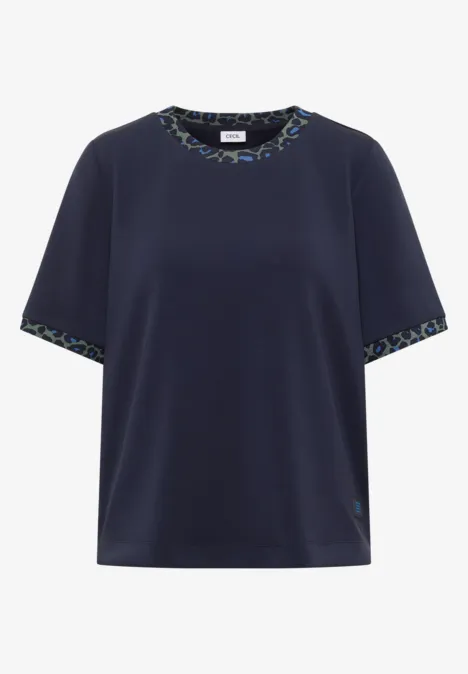 T-shirt à col rond avec des détails léopard urban dark blue Dunkelblaues T-Shirt mit kurzen Ärmeln und gemustertem Besatz am Hals und Ärmelsaum.