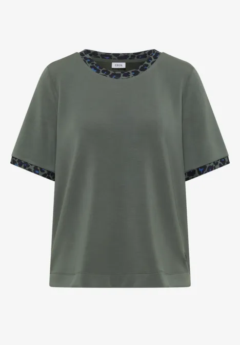 Olivgrünes T-Shirt mit kurzem Schnitt und kontrastierendem Leopardenmuster an Kragen und Ärmelabschlüssen.