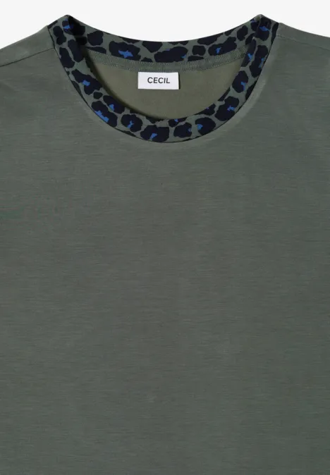 Grünes T-Shirt mit rundem Halsausschnitt in blau-schwarzem Leopardenmuster von CECIL.