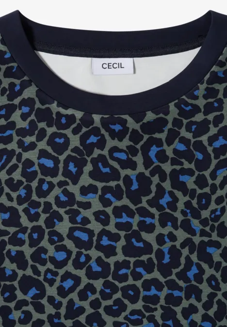 Olivgrünes Shirt mit blau-schwarzem Leopardenmuster, Rundhals und Label 'CECIL'.