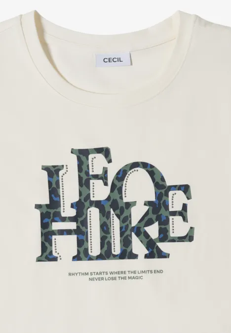 Biały T-shirt z artystycznym nadrukiem liter i metką 'Cecil' przy kołnierzu.