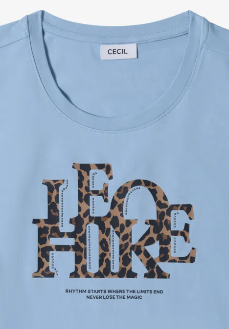 Koszulka z rękawami 3/4 z napisem w stylu lampartowym easy blue Jasnoniebieski t-shirt z okrągłym dekoltem i napisem 'LEO HIKE' w panterkowy wzór