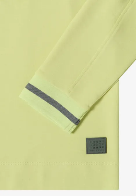 Leichtgelbes Langarmshirt mit grauem Streifen am Ärmel und kleinem Label.