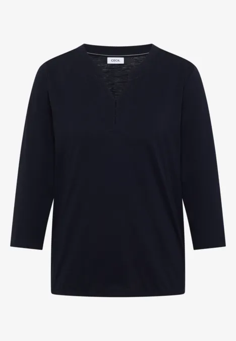 Schlichtes, dunkelblaues Damen-Shirt mit V-Ausschnitt und 3/4-Ärmeln.