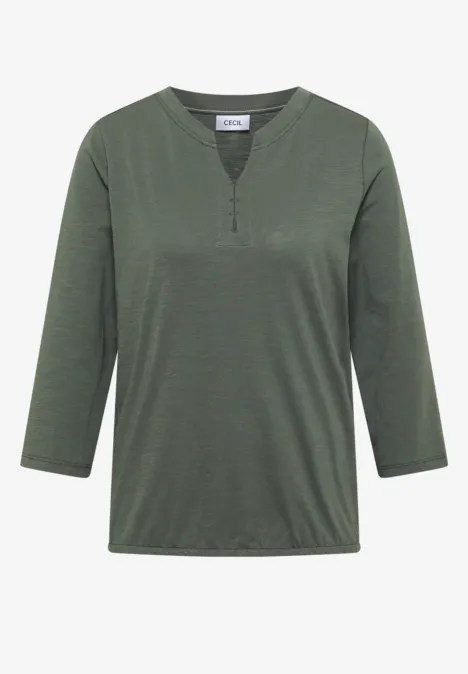 Olivegrünes Shirt mit 3/4-Ärmeln und kurzem Knopfverschluss am V-Ausschnitt.