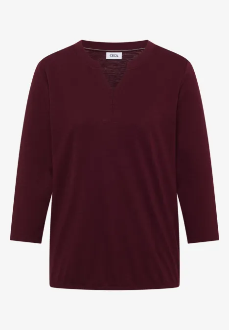 Bordeauxrotes Damenshirt mit 3/4-Ärmeln und V-Ausschnitt.