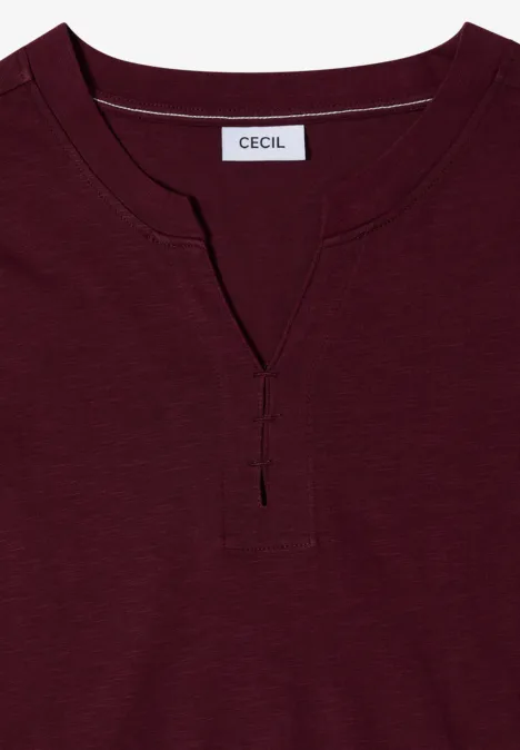 Dunkelrotes Langarmshirt mit Schlitzkragen und Knopfleiste.