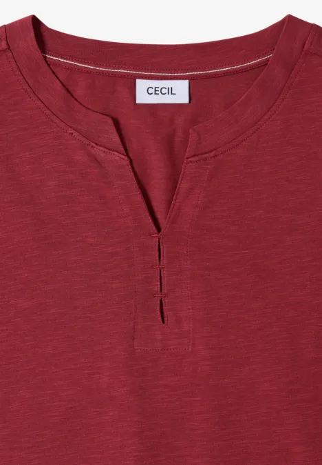 Dunkelrotes Damen-Shirt mit V-Ausschnitt und Marke 'CECIL' am Kragen.