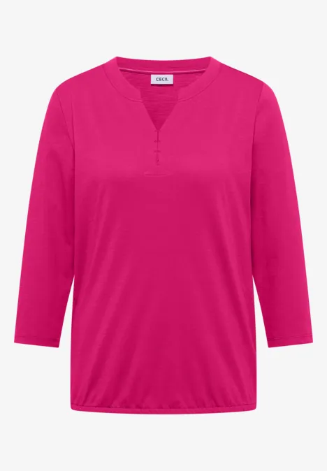 Ein pinkes Damen-Shirt mit 3/4-Ärmeln und V-Ausschnitt