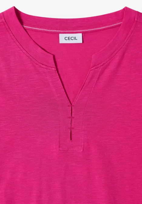 Pinkes T-Shirt mit V-Ausschnitt und CECIL-Label am Kragen.